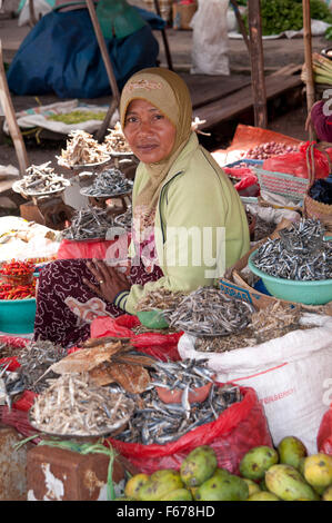 Frau am Lebensmittelmarkt Indonesien Stockfoto