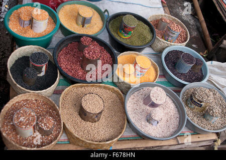 Getreide, Reis und Bohnen Lebensmittelmarkt Indonesien Stockfoto