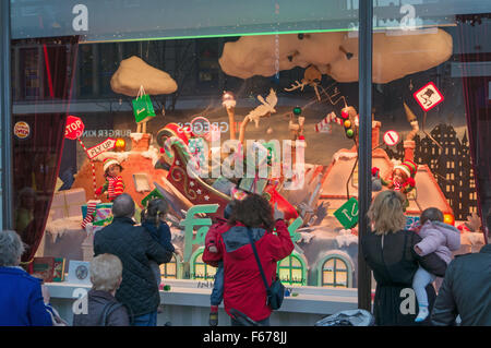 Familien, die zu Weihnachten zeigt Fenwick Schaufenster Newcastle Upon Tyne, England, UK Stockfoto