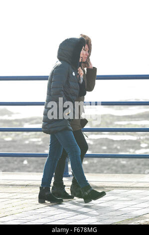 Porthcawl, Bridgend, Wales, UK. 13. November 2015. Menschen kämpfen gegen den Wind am Strand von Porthcawl. Die Südküste von Wales ist durch orkanartigen Winden der Sturm Abigail, der erste Sturm einen Namen gegeben, von der Met Office zerschlagen. Bildnachweis: Graham M. Lawrence/Alamy Live-Nachrichten. Stockfoto