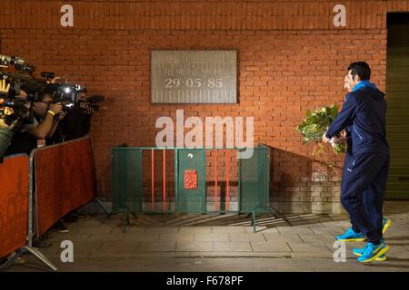 12.11.2015. König-Baudouin-Stadion (ehemals Heysel-Stadion) Brüssel, Belgien. Das Juventus Team besuchen den Ort, wo 39 Fans von Juventus und Liverpool während der Unruhen in der Europacup-Finale im Mai 1985 (30 Jahre alt) getötet wurden.  Gianluigi Buffon und Giorgio Chiellini legen einen Kranz Stockfoto