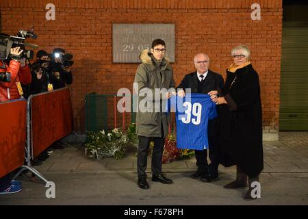 12.11.2015. König-Baudouin-Stadion (ehemals Heysel-Stadion) Brüssel, Belgien. Das Juventus Team besuchen den Ort, wo 39 Fans von Juventus und Liverpool während der Unruhen in der Europacup-Finale im Mai 1985 (30 Jahre alt) getötet wurden.  Angehörigen der Opfer Juventus legen Blumen am Denkmal in Erinnerung an die Katastrophe von Heysel-Stadion vor 30 Jahren Stockfoto