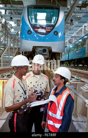 Ingenieure arbeiten unter u-Bahn in Dubai Metro Stockfoto