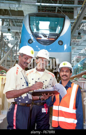 Ingenieure arbeiten unter u-Bahn in Dubai Metro Stockfoto