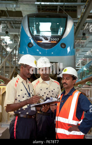 Ingenieure arbeiten unter u-Bahn in Dubai Metro Stockfoto