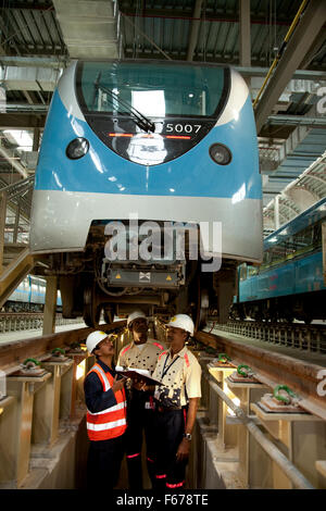 Ingenieure arbeiten unter u-Bahn in Dubai Metro Stockfoto