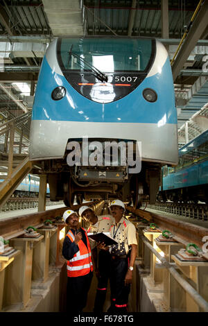 Ingenieure arbeiten unter u-Bahn in Dubai Metro Stockfoto