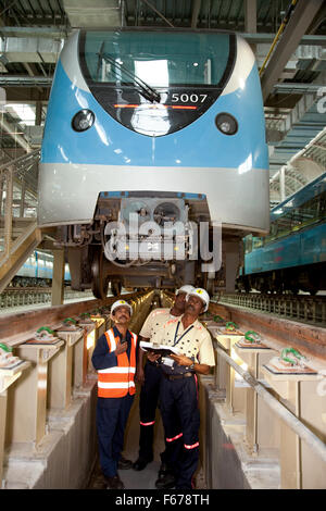 Ingenieure arbeiten unter u-Bahn in Dubai Metro Stockfoto