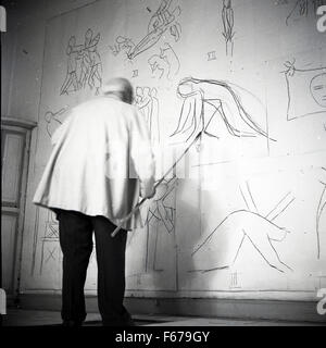 1951, historische, französischer Künstler Henri Matisse arbeitet an seinen Entwürfen für die Chappelle du Rosaire de Vence. Stockfoto