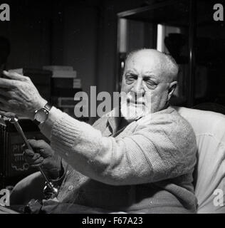 1951, historische, französischer Künstler Henri Matisse arbeitet an seinen Entwürfen für die Chappelle du Rosaire de Vence. Stockfoto