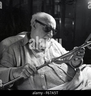 1951, historische, französischer Künstler Henri Matisse arbeitet an seinen Entwürfen für die Chappelle du Rosaire de Vence. Stockfoto