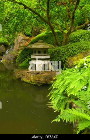 Laterne am unteren Teich, Portland Japanese Garden, Washington Park, Portland, Oregon Stockfoto