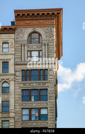 Architektonische Details (Fassade Ornamente, Gesims und Gebälk) auf Soho-Gebäude, Manhattan, New York City Stockfoto