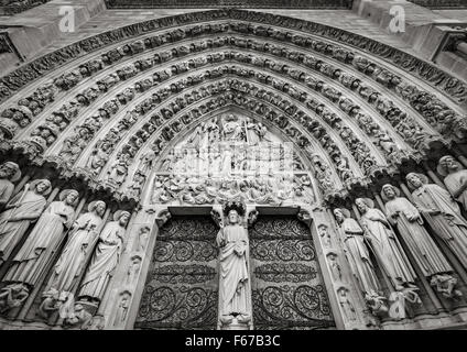 Gotische Hauptportal der Kathedrale Notre Dame de Paris mit Bas-Relief des jüngsten Gerichts. Ile De La Cité, Paris, Frankreich Stockfoto