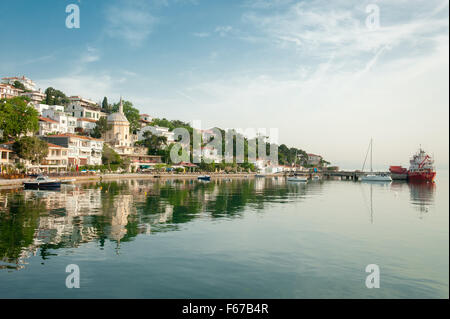 Hafen von Burgazada, die drittgrößte der Prinzeninseln im Marmarameer in der Nähe von Istanbul, Türkei. Stockfoto