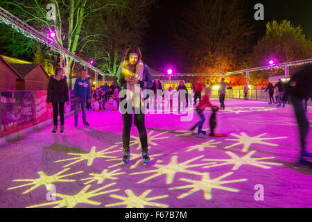 Winchester Kathedrale innere enge unter freiem Himmel echte Eisbahn in der Nacht. Stockfoto