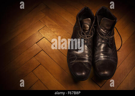 Männliche Lederschuhe auf Parkett, Retro-Stil. Stockfoto