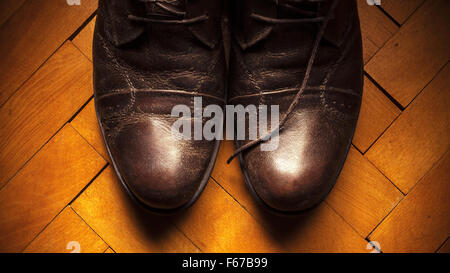 Männliche Lederschuhe auf Parkett, Retro-Stil. Stockfoto