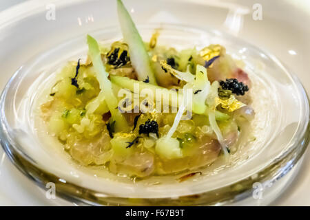 Wolfsbarsch Carpaccio mit Kaviar und grünem Apfelpulver. Stockfoto