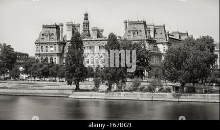 & Schwarz-weiß (Vintage-Look) Blick auf die Südfassade des Paris Rathaus aus dem Fluss, rechten Seineufer, 75004, Frankreich Stockfoto