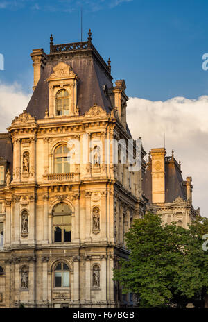 Detail der Renaissance Wiederbelebung Paris Rathaus Fassade vor Sonnenuntergang. Statuen erkennen historisch bedeutsame Parisern. Frankreich Stockfoto