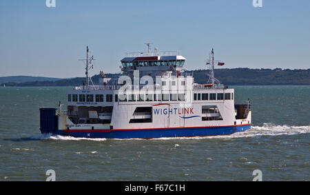 Wightlink Sonne Autofähre Segeln über den Solent von Cowes auf der Isle Of Wight, Lymington, Hampshire, England Stockfoto