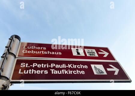 Zeichen für besondere Orte über Martin Luther, Deutschland, Stadt Eisleben, 12. November 2015. Foto: Frank Mai Stockfoto