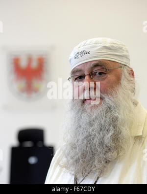Potsdam, Deutschland. 13. November 2015. Der Verwaltungsratspräsident der satirisch-kritischen "Kirche der Flying Spaghetti Monster Deutschland" Ruediger Weida, steht in einem Gerichtssaal des Verwaltungsgerichtshofs in Potsdam, Deutschland, 13. November 2015. Weida im Widerspruch zu der Stadt Templin, weil ein Halstuch in ein Passfoto. Er wollte seinen neuen Ausweis mit dieser "ideologischen Kopfbedeckungen" schmücken. Dies wurde von den Behörden in Templin verweigert. Foto: RALF HIRSCHBERGER/Dpa/Alamy Live News Stockfoto