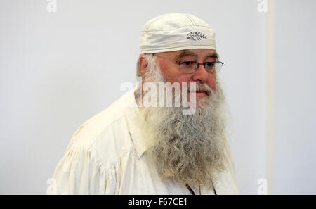 Potsdam, Deutschland. 13. November 2015. Der Verwaltungsratspräsident der satirisch-kritischen "Kirche der Flying Spaghetti Monster Deutschland" Ruediger Weida, steht in einem Gerichtssaal des Verwaltungsgerichtshofs in Potsdam, Deutschland, 13. November 2015. Weida im Widerspruch zu der Stadt Templin, weil ein Halstuch in ein Passfoto. Er wollte seinen neuen Ausweis mit dieser "ideologischen Kopfbedeckungen" schmücken. Dies wurde von den Behörden in Templin verweigert. Foto: RALF HIRSCHBERGER/Dpa/Alamy Live News Stockfoto