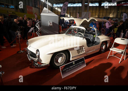 Die Sonne scheint auf eine 1956 Mercedes 300 SL Flügeltürers ist auf dem Display an der 2015 Classic Motor Show im NEC in Birmingham, England, UK statt. Stockfoto