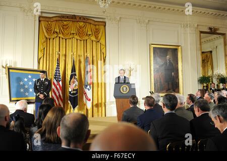 Washington, DC, USA. 12. November 2015. US-Präsident Barack Obama Auszeichnungen die Medal of Honor im Ruhestand Armee Kapitän Florent Groberg während einer Zeremonie im East Room des weißen Hauses 12. November 2015 in Washington, DC. GROBERG erhielt die Medaille für Aktionen während der Dienst in Afghanistan, wenn er einen Selbstmordattentäter in Angriff die Rettung viele genommen aber wird dabei schwer verletzt. Stockfoto