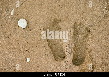 Menschliche Fußabdrücke im Sand. Hautnah. Stockfoto