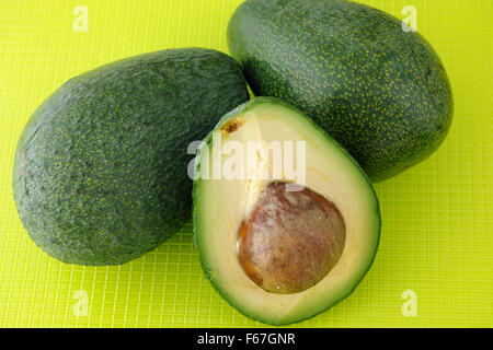 Avocado auf einem grünen Hintergrund. Stockfoto