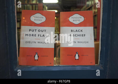 Heu auf Wye, Powys, Wales - gebrauchte Buchhandlungen mit Romanen von Evelyn Waugh im Schaufenster Stockfoto