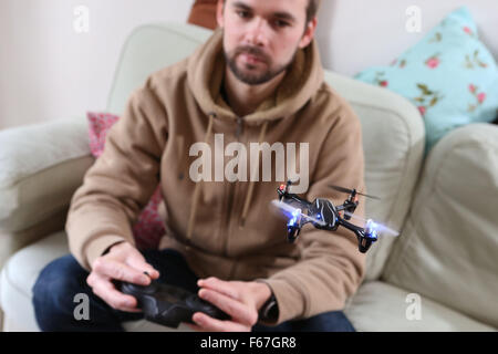 Generische Abbildung auf das Thema der Freizeit Drohnen (unmanned aerial vehicles) Stockfoto