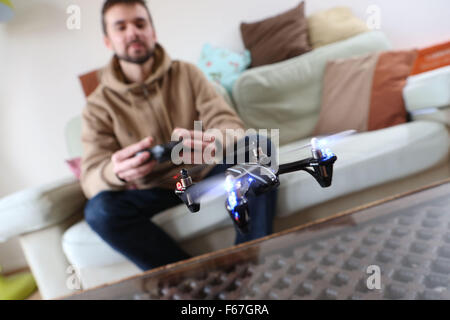 Generische Abbildung auf das Thema der Freizeit Drohnen (unmanned aerial vehicles) Stockfoto