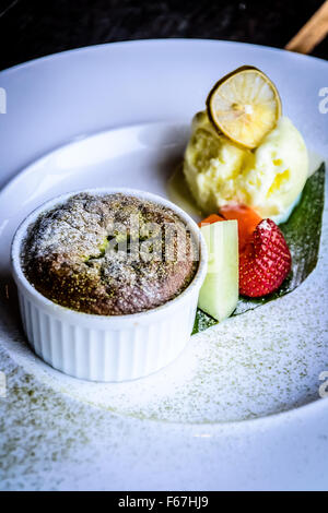Matcha-Fondant-Kuchen und Vanilla Ice Cream Matcha Schokolade Fondant Kuchen serviert mit Vanilleeis Stockfoto
