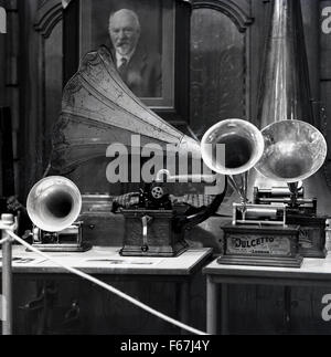 historische Bild einer Reihe von Ende des 19. Jahrhunderts musikalische Phonographen (Gramophone) Zylinder Instrumente, darunter ein Columbia "Dulcetto" der 1950er Jahre Grammophon. Dies waren die frühesten kommerziellen Medium für Aufnahme und Wiedergabe von Ton. Stockfoto