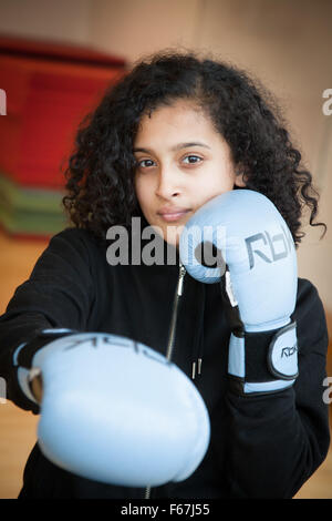 Gemischte Rassen Teenager Boxerin Stockfoto