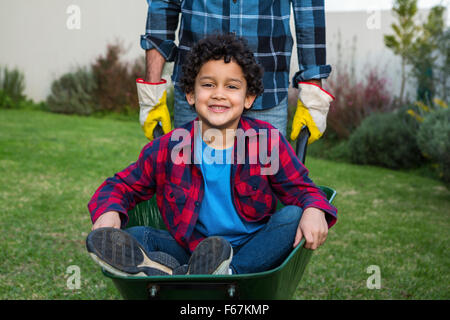 Lächelndes Kind in der barrow Stockfoto