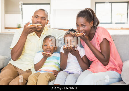 Porträt von eine vierköpfige Familie vor dem Fernseher Stockfoto