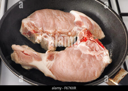 Frisches Schweinefleisch in einer Pfanne erhitzen. Hautnah. Stockfoto