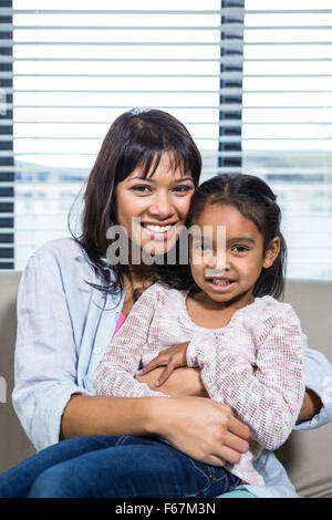 Glückliche Mutter umarmte ihre Tochter Stockfoto