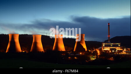 Kraftwerk Ironbridge, Shropshire, UK. 13. November 2015. Ironbridge Kraftwerk beleuchtet heute Abend nach die Eigentümern Eon angekündigt, dass die Website nur 70 Stunden generieren Restzeit hat. Die Station, die Strom seit den 1960er Jahren bietet seit wird voraussichtlich nächste Woche abgeschlossen. Bildnachweis: David Bagnall/Alamy Live-Nachrichten Stockfoto