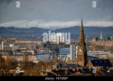 Glasgow, Schottland. 13. November 2015. Schnee bedeckt die Hügeln oberhalb von Glasgow. Großbritannien ist jetzt auf schwere Wasseralarm, wie die Reste eines tropischen Wirbelsturms Hurrikans Kate droht mehr Wetter Elend an diesem Wochenende. Dicht auf den Fersen der Sturm Abigail, die durch den Norden von Großbritannien gerissen. Bildnachweis: Sam Kovak/Alamy Live-Nachrichten Stockfoto