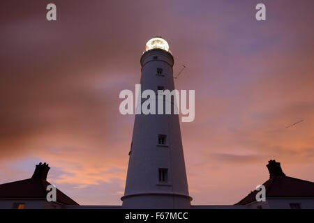 Nash Point Lighthouse an der Erbe-Küste von Glamorgan, Wales, nachts beleuchtet. Stockfoto