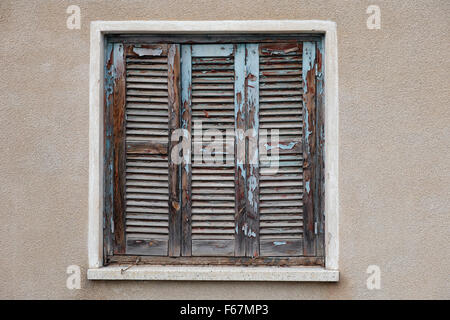 Alte Fenster mit geschlossenen Fensterläden. Hautnah. Stockfoto