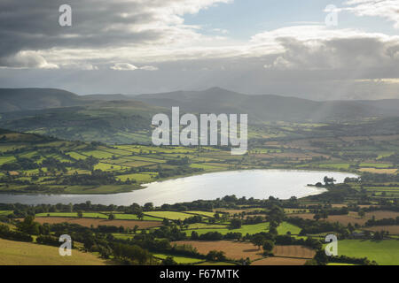 Intensives Licht über den Llangorse See und Pen y Fan in den Brecon Beacons, Wales. Stockfoto