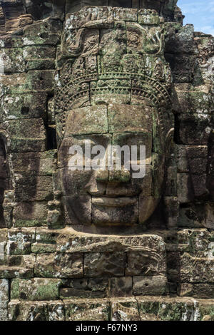 Angkor, Kambodscha: Riesige steinerne Gesichter am Bayon-Tempel. Stockfoto