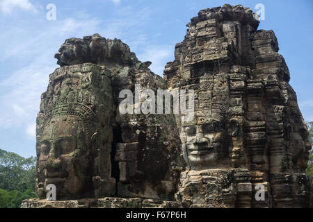 Angkor, Kambodscha: Riesige steinerne Gesichter am Bayon-Tempel. Stockfoto